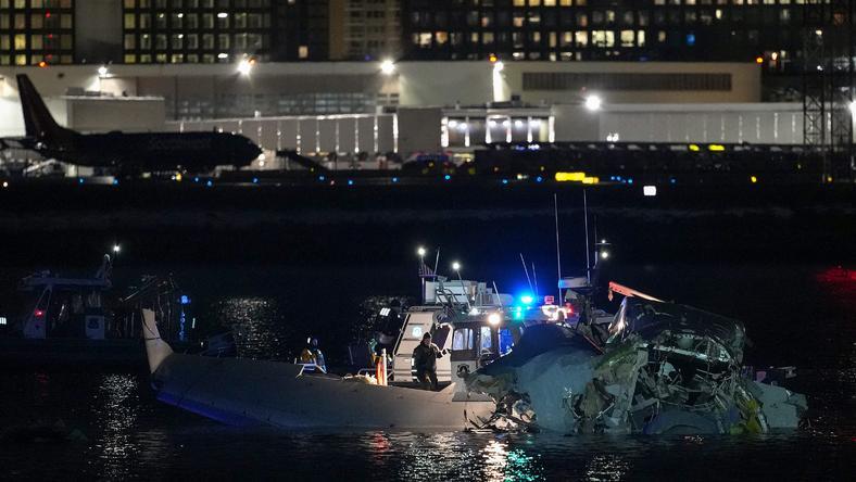 美国一客机与军机相撞坠河,机上乘客约60人